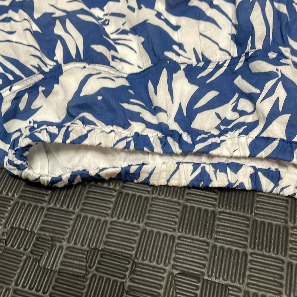 Aeropostale Navy blue and white leaf pattern skirt size medium